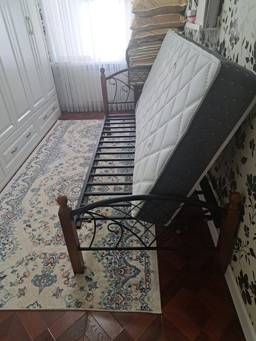 Кровать с матрасом