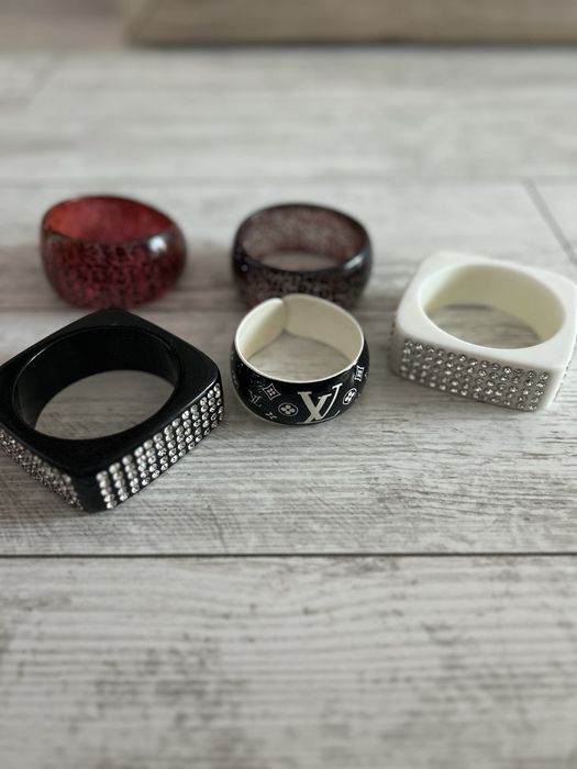 Гривни с камъни