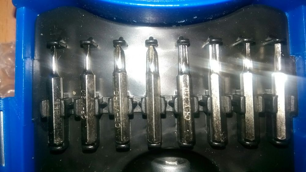 Отвертка. (реверсная)с набором насадок.