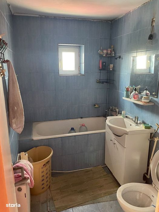 De vanzare apartament cu 3 camere, balcon, etaj 4