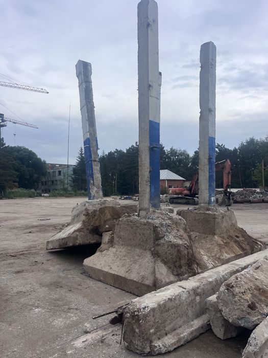 колоны со стаканами