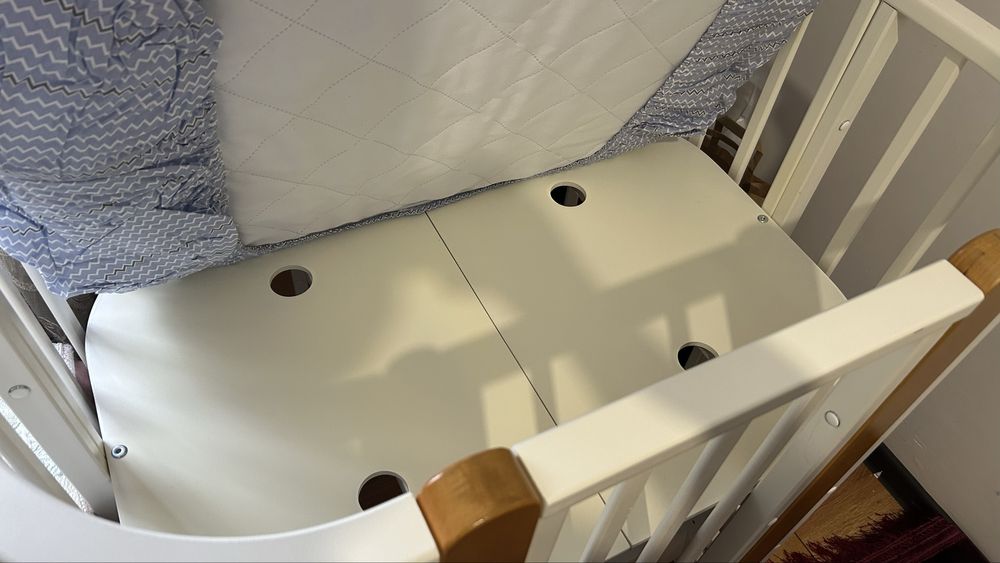 Детская кроватка и комод