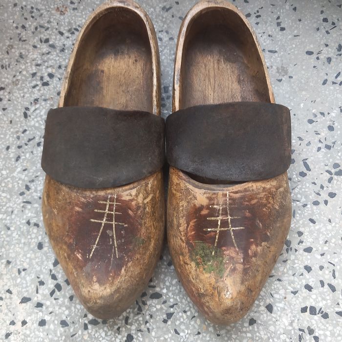 Ретро декорация дървени обувки сабо театрални сценични  налъми украса