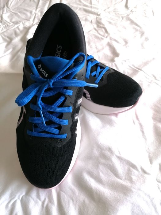 Продавам дамски спортни обувки. Нови.