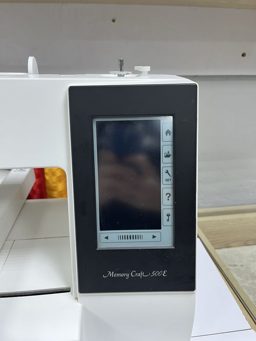 Продам вышивальную машину Janome