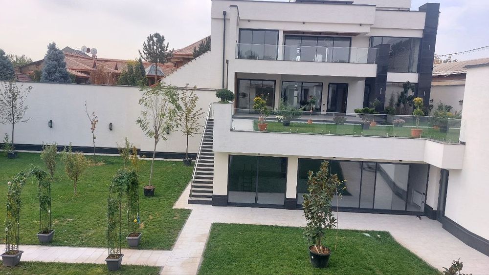 Дом в стиле хайтек в престижном районе