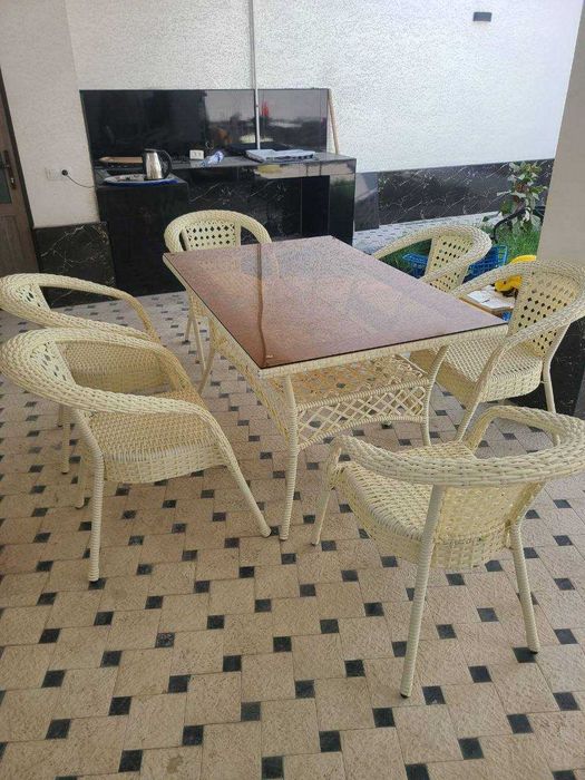 Oila uchun stol stul