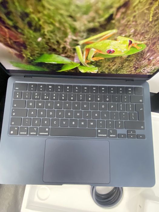 MacBook Air 13.6 inch M2, 256 GB, 8 GB RAM, Midnight, Foarte bun, Cod produs: YCNF