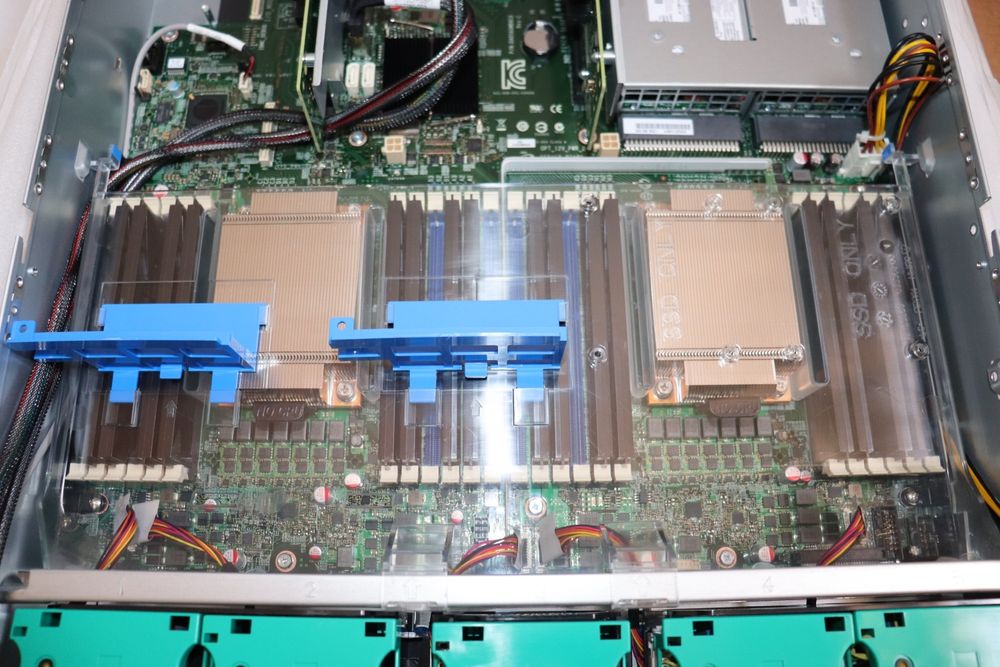 Server 2U Intel R2224GZ4GC4 24 SFF 2 x Skt 2011 V1/V2 0 DDR3 Barebone + Rail Kit NOU