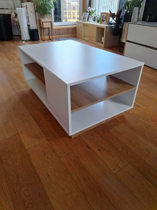 Модерна холна маса в отлично състояние