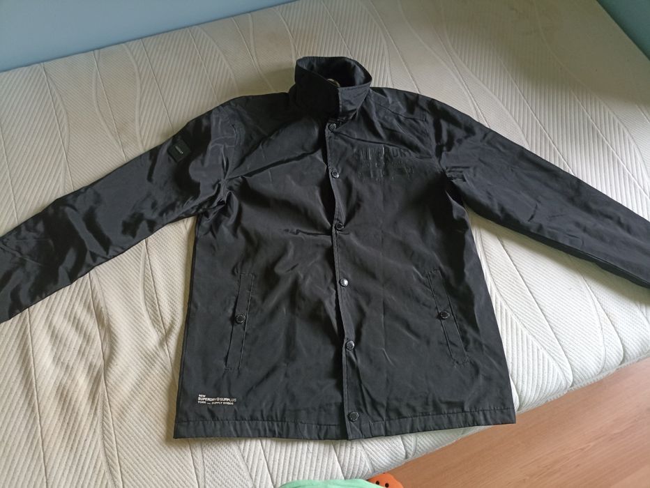 Продавам мъжко черно яке на super dry