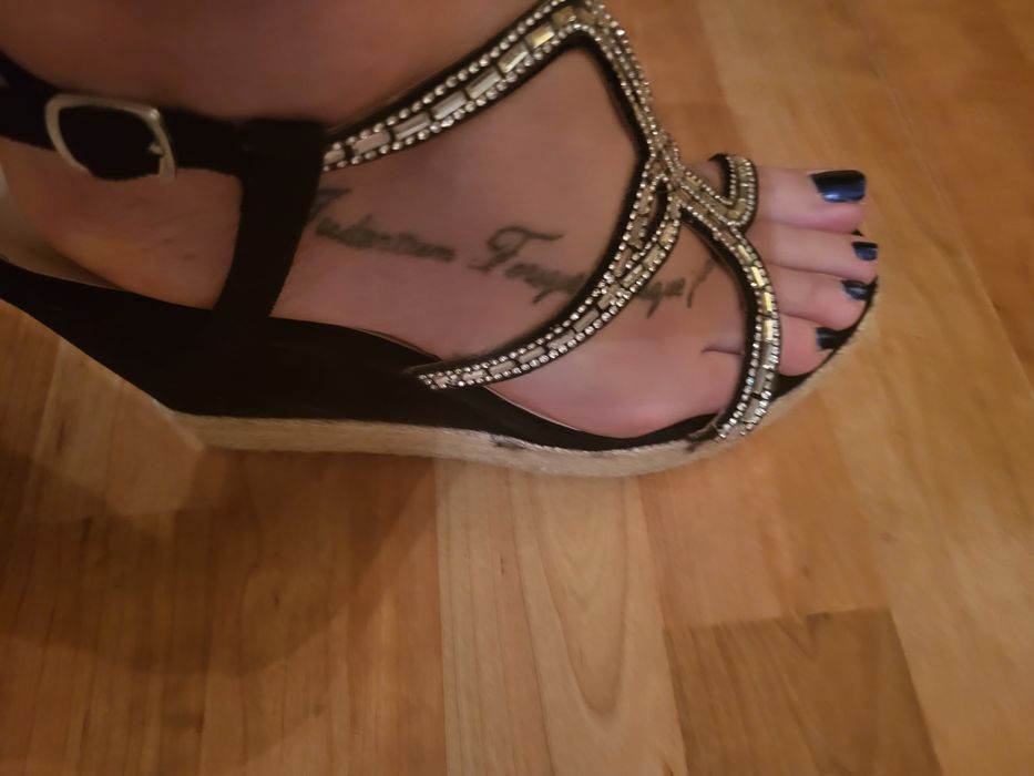 Красиви сандали на платформа