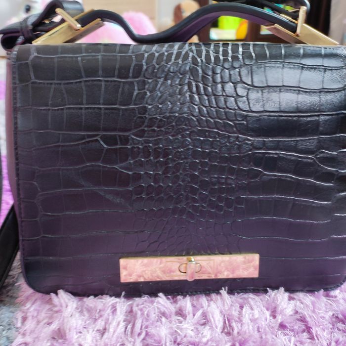 Дамска чанта с дълга дръжка