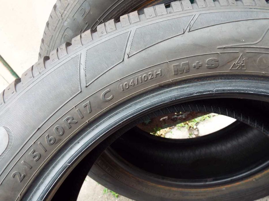 vand 2 anvelope de iarna 215/60/17C dunlop pret 400ron ambele