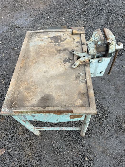 Верстак с тисками