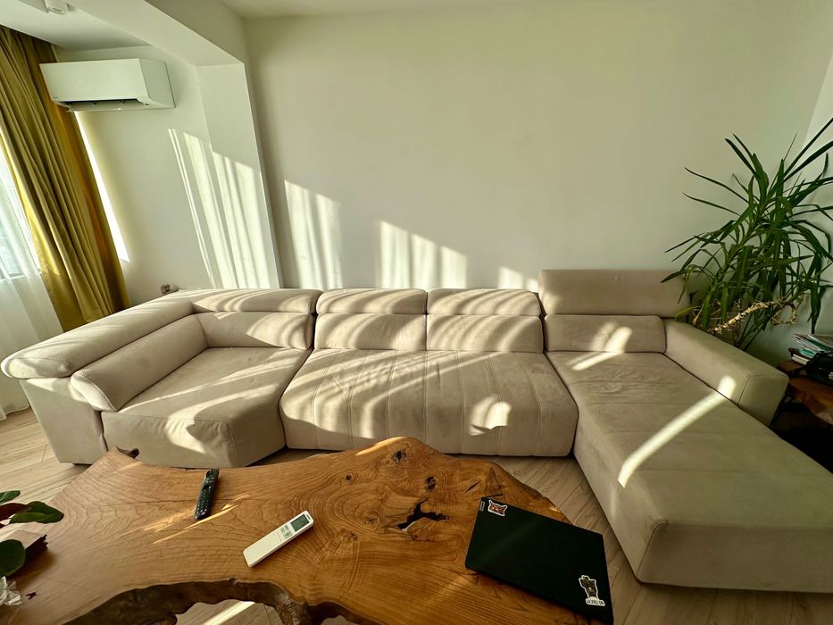 Голям и удобен диван за просторна всекидневна или офис