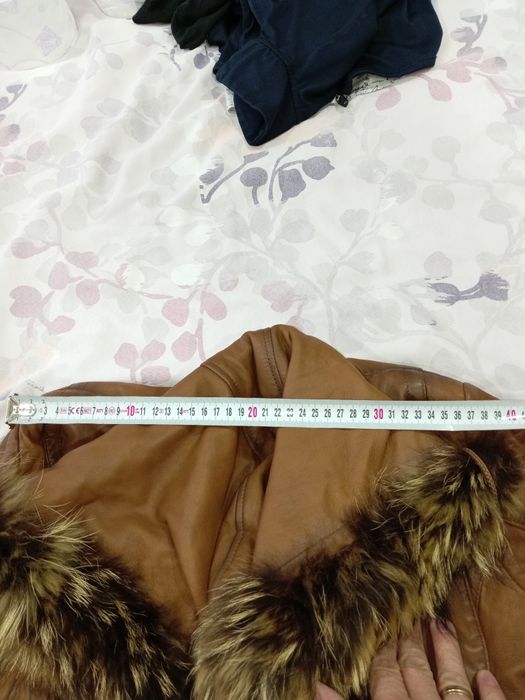 Продавам яке от естествена кожа с косъм от лисица.