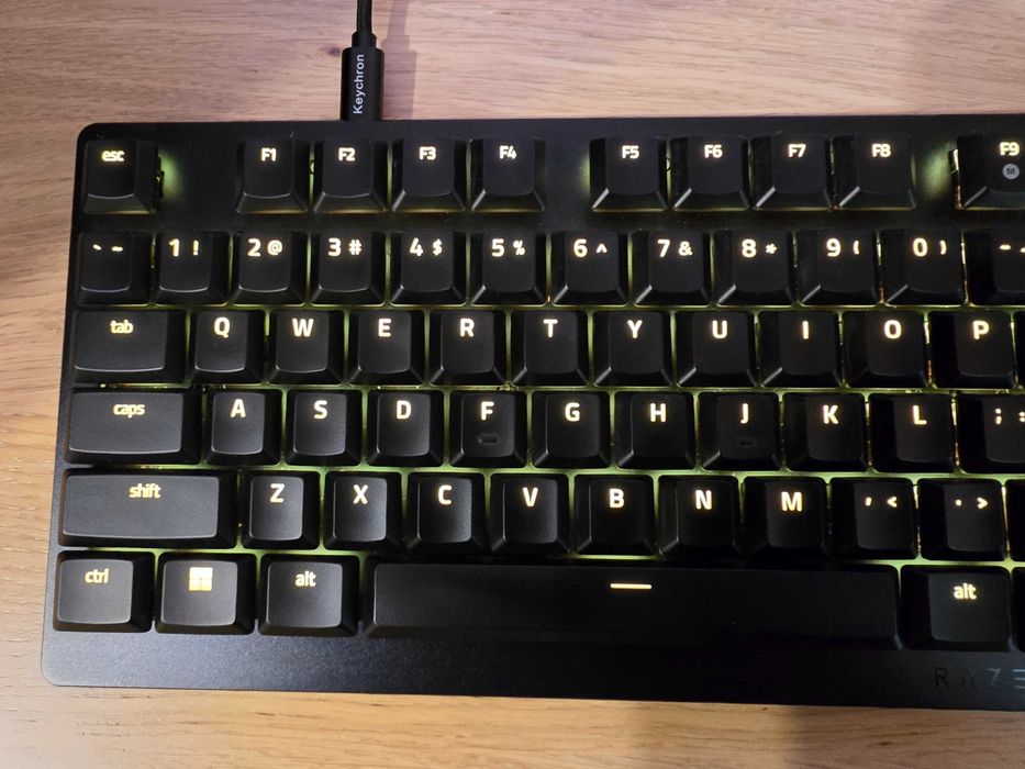 Продавам нископрофилна механична клавиатура Razer DeathStalker V2