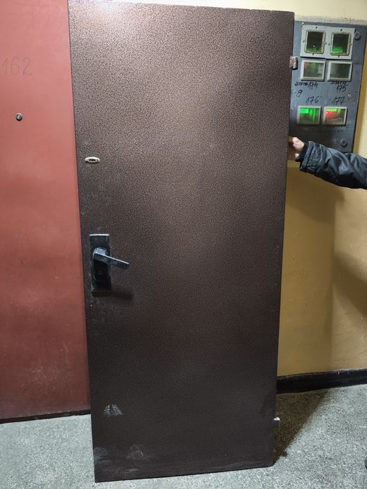 Входна метална врата със каса