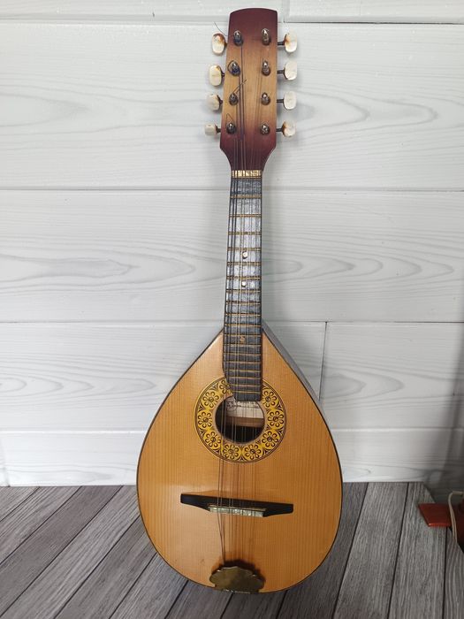 Автентична класическа българска мандолина.