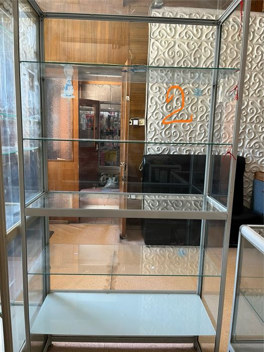 Высокие витрины для магазина — срочно, часть продана