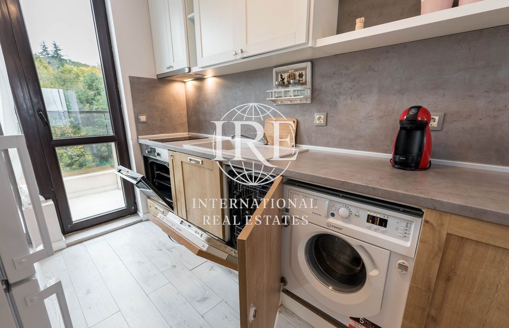 Стилен четиристаен апартамент под наем с фронтална морска панорама и