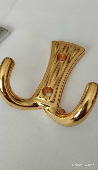 Стенен закачалник с етажерка- идеален за антре, спалня или всекидневна