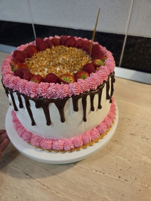 Torturi la comanda, personalizate 100 de lei kg