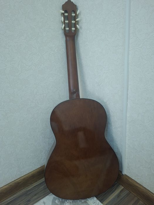 Продам гитару Yamaha C 40
