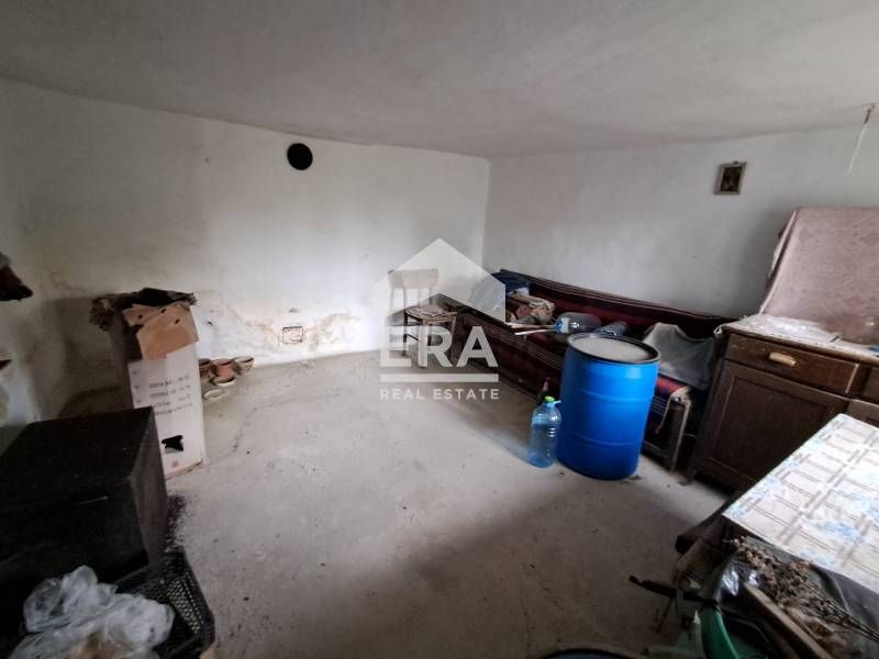 Едноетажна къща за продажба, с допълнителни сутеренен етаж, пристройка