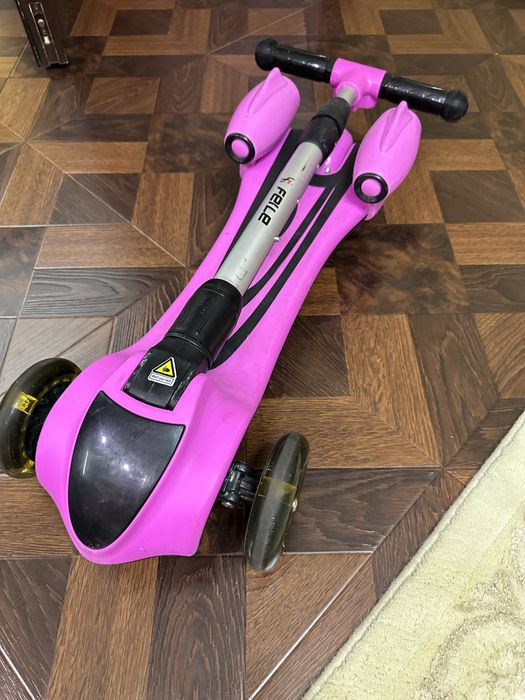 Самокат розовый