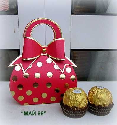 Чантичка на златни точки за бонбони