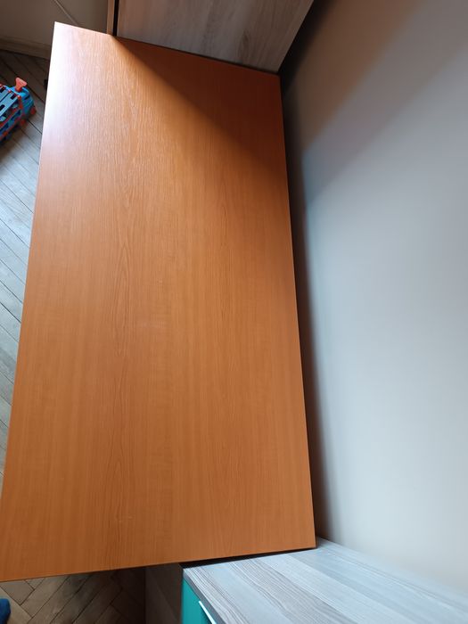 Бюро  масивно голямо