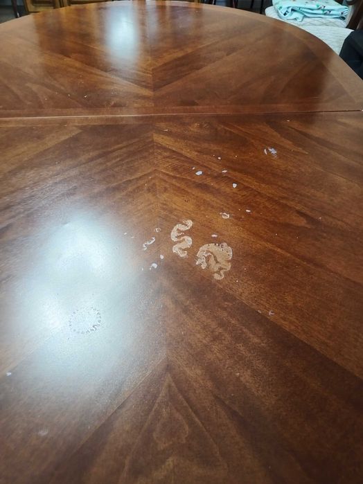 Продам Стол в гостиную