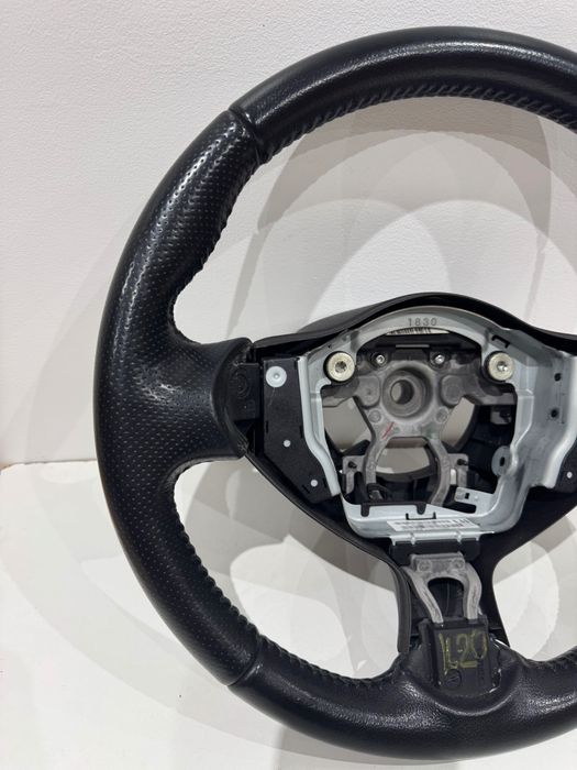 Nissan Juke кожен волан Нисан Джук