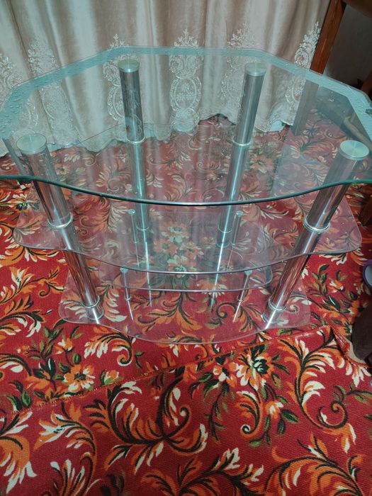 Продам стеклянный стол