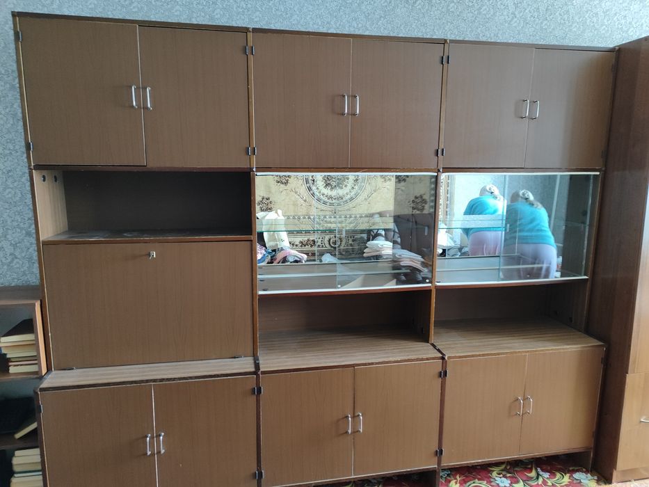 Отдаю стенку советскую.