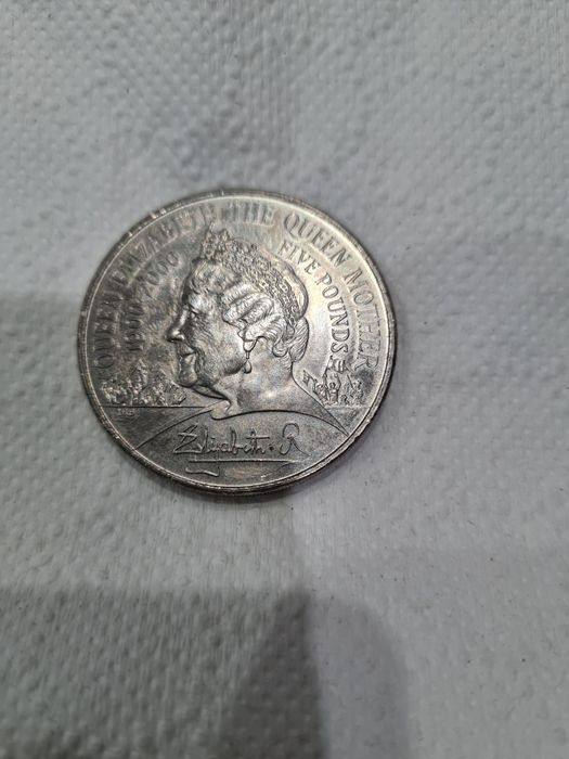 Vând moneda 5 lire Elizabeth 2 din anul 2000