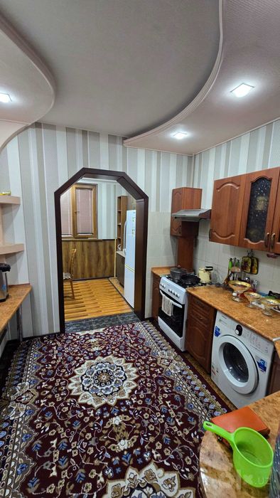 м.Ойбек. Сдаётся 3 (4)х комнатная квартира в центре. Собственник.