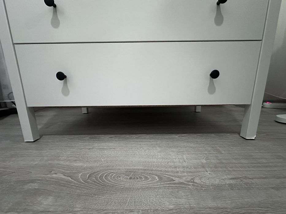 SET: Birou + Comoda. Biroul: 80 cm latime, 160 cm lungime, este reglabil. Comoda: 46 latime, 90 cm lungime, 82 inaltime.