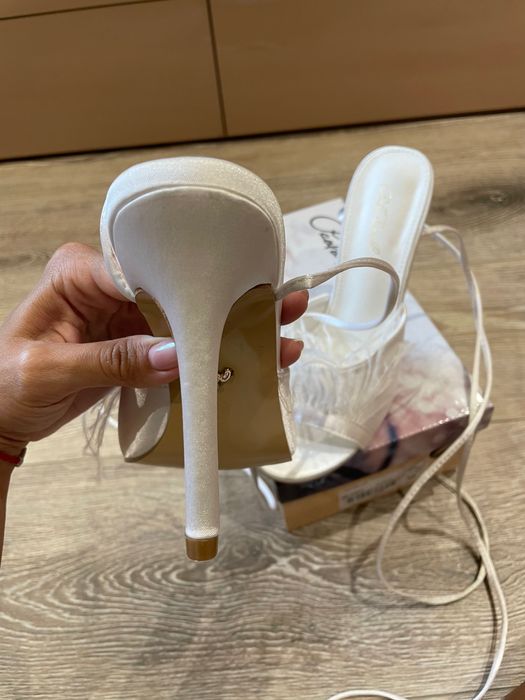 Сандали на висок ток с пера