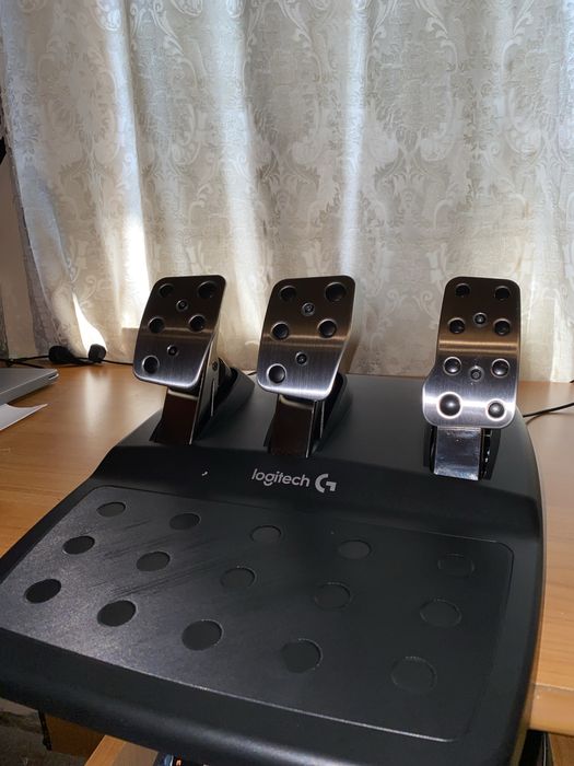 Vând volan gaming logitech g29