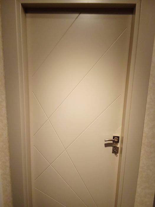 Външни метални врати и вътрешни интериорни налични