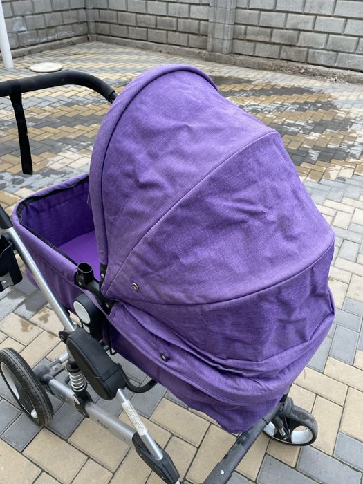 Коляска даром, модненькая.