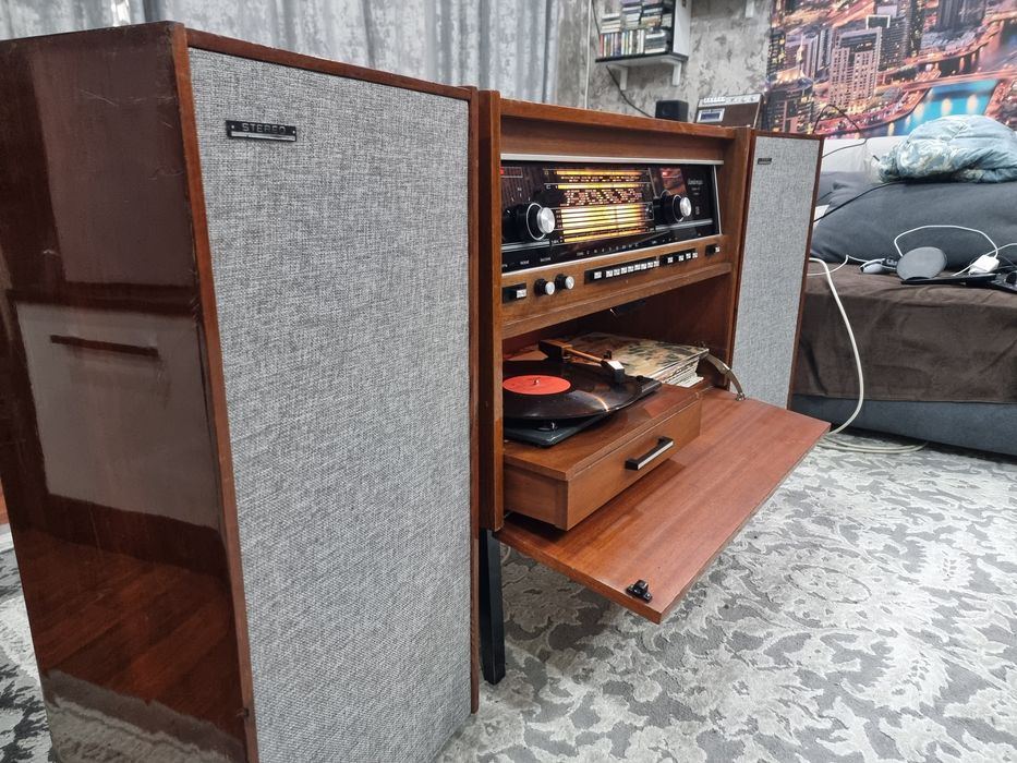 Ламповая радиола Симфония 003 в подарок 20 пластинок
