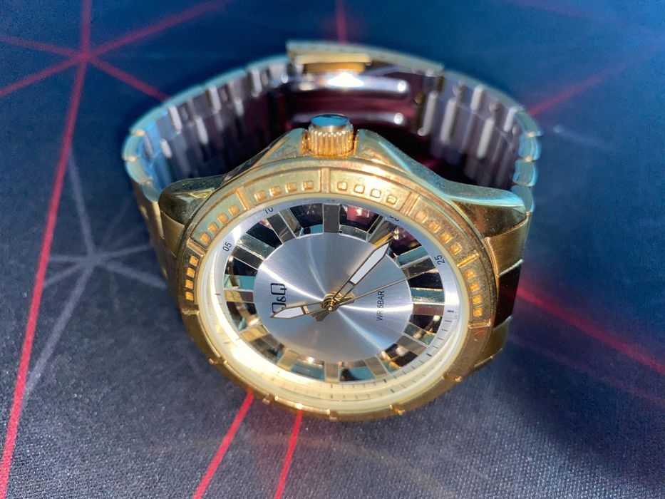 Позлатен часовник Q&Q