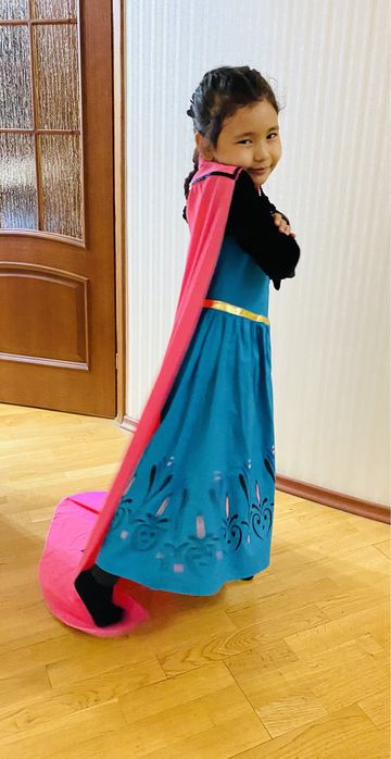 Платье Анны и Эльзы из Холодного Сердца.