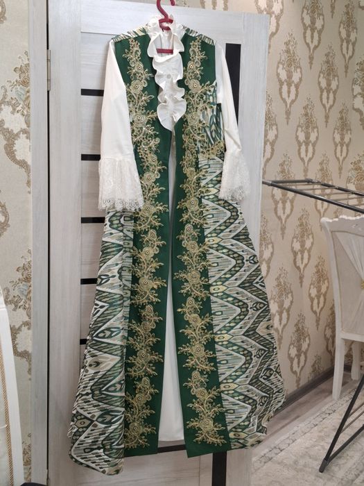 Kelinlar uchun sarpaga ansambl kŏylak va abadok komplekt.