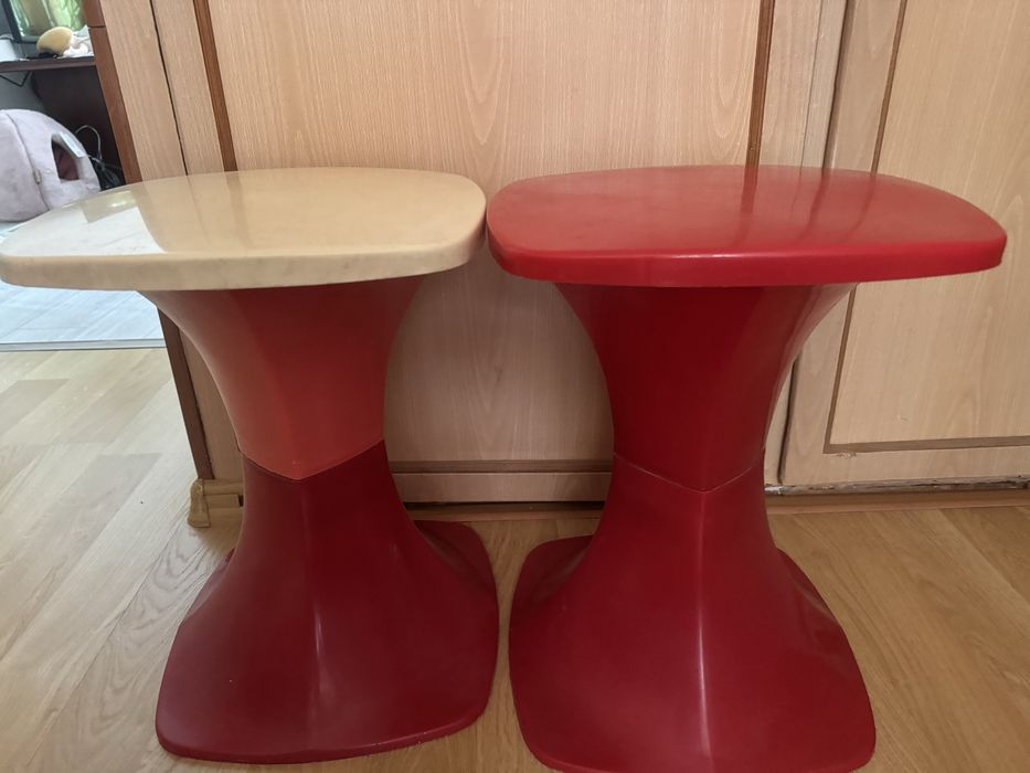 Стулья пласмасмовые 2 штуки