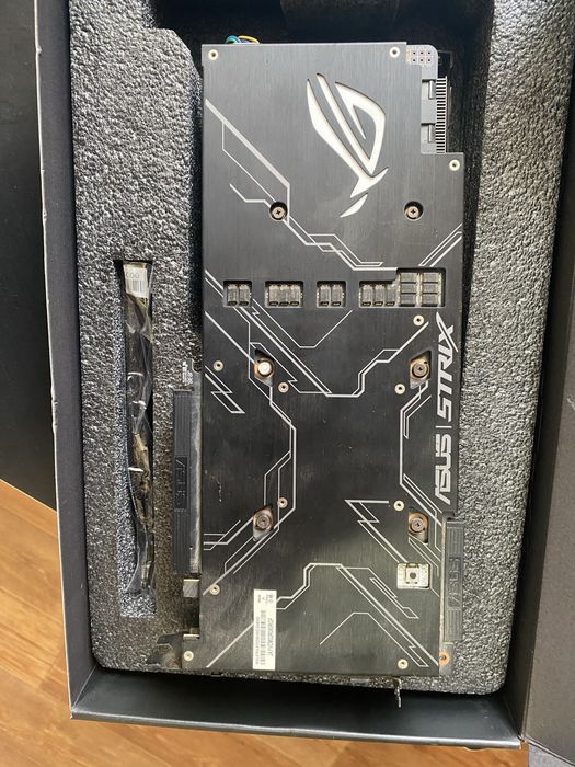Продам видеокарту Asus ROG STRIX 2080